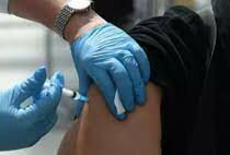 Терапевты объяснили, почему после прививки от ковида болит рука