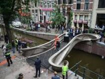 Напечатанный на 3D-принтере мост установили в Амстердаме