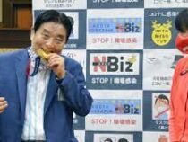 В Японии мэр зубами испортил золотую медаль олимпийской чемпионки