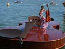 Лодка в виде скрипки появилась в Венеции