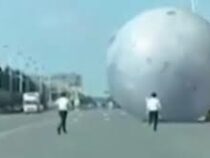 Гигантская «луна» пронеслась по улице в Китае
