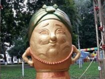 С бусами и сапогами: в украинском городе появился памятник картошке