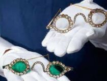 Sotheby’s выставил на продажу две пары очков XVII века с линзами из алмазов и изумрудов