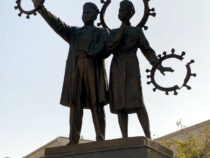 В Бишкеке открыли памятник медикам, погибшим в пандемию COVID-19