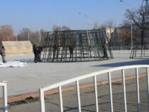 В Бишкеке начали устанавливать елку