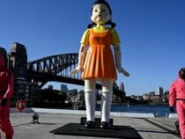 В Сиднее установили копию куклы-убийцы по мотивам сериала «Игра в кальмара»