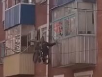 В России пенсионер построил «лифт» на балкон своей квартиры