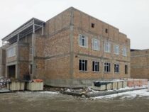 В жилмассиве Арча-Бешик в Бишкеке продолжается строительство школы