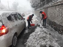 Бишкекские коммунальщики продолжают очищать улицы от снега