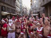 Санта-Клаусы в купальниках пробежали по улицам Будапешта