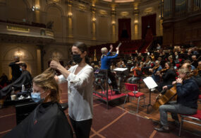 Музеи стали парикмахерскими. В Нидерландах протестуют против антиковидных мер