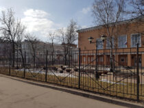 Власти Бишкека  передумали сносить заборы вокруг школ