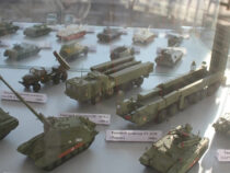 В Бишкеке на выставке представили уменьшенные модели-копии военной техники