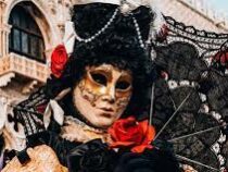 Венеция меняет медицинские маски на карнавальные