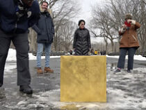 В парке Нью-Йорка установили куб из чистого золота
