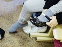 В трех школах Бишкека стартовал пилотный проект сменной обуви