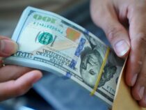 Нацбанк ввел запрет на вывоз долларов из Кыргызстана