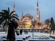 В Стамбуле из-за снегопада закрыли школы и отменили сотню авиарейсов
