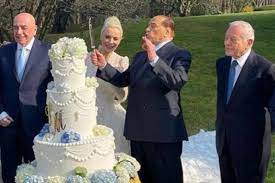 Экс-премьер Италии Берлускони сыграл символическую свадьбу