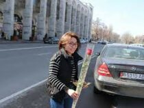 Сотрудники ДПС Бишкека  поздравят  автоледи с  Международным женским днем