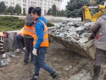 Сотрудники «Тазалыка» начали менять тротуарную плитку в центре Бишкека