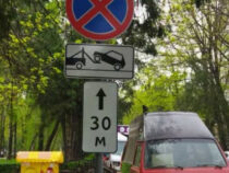 В Бишкеке на бульваре Эркиндик установили дорожные знаки для безопасности горожан