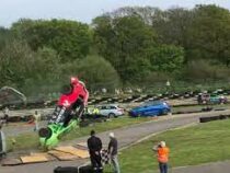 В Англии проходит престижный турнир по прыжкам на автомобилях