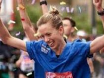 Медсестра пробежала марафон в халате и побила рекорд Гиннесса