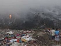 Пожар на крупной свалке: люди задыхаются в Индии