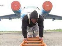 Алматинский батыр сдвинул с места военный самолет