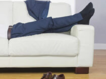 Жена пришила ленивого мужа к дивану