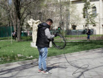 В Бишкеке приводят в порядок уличные провода