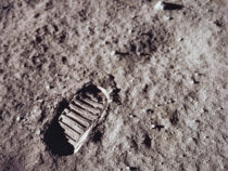 В США выставили на аукцион лунную пыль, которую собрал Нил Армстронг