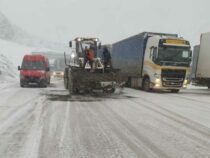 На перевальных участках автодороги Бишкек—Ош снежный накат