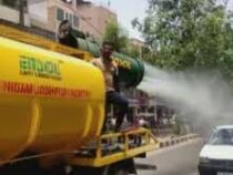 Автоцистерны с водой используют для борьбы с экстремальным зноем в Индии