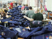 В Кыргызстане запускают фабрику по производству джинсовой одежды