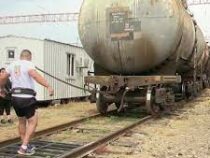 Силач сдвинул поезд весом 220 тонн
