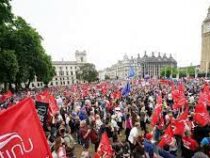 Тысячи человек вышли на протесты из-за роста цен в Великобритании