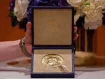 Нобелевскую медаль Муратова продали на аукционе за $103,5 млн