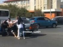 Заступившиеся за мужей россиянки устроили драку из-за царапины на авто