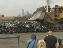 Власти Нью-Йорка приказали раздавить сотню мотоциклов ради экологии