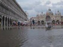 Знаменитую площадь Сан-Марко в Венеции затопило