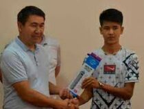 В Узбекистане администрация района подарила победителям IT-конкурса удлинители