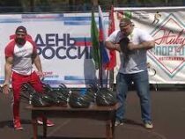 Русский Халк установил мировой рекорд, согнув 46 сковородок