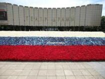 В Краснодаре в День России создали триколор из 50 тысяч бутонов роз