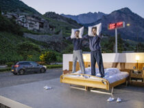 В Швейцарии создана инсталляция в виде гостиничного номера без стен и дверей