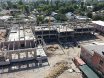В школе №40 в Бишкеке продолжается строительство дополнительного корпуса