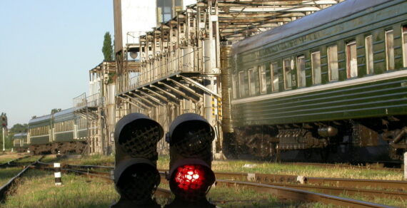 Железнодорожный переезд по улице Алыкулова будут периодически перекрывать