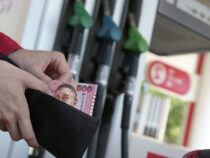На среднюю зарплату в Кыргызстане  можно купить 267 литров бензина