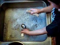 Кризис: Британцы вынуждены мыться средством для мытья посуды